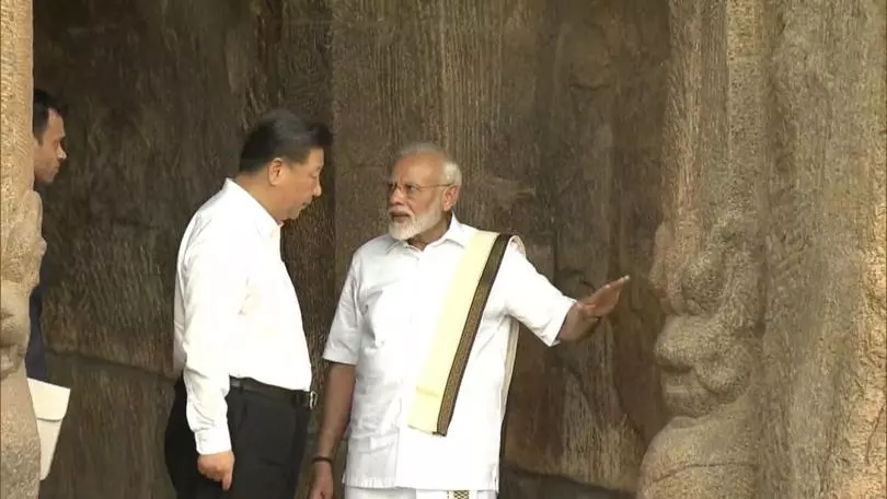 PM Modi takes Xi Jinping on a guided tour of Mamallapuram ...