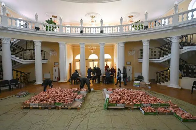 People take free food as part of humanitarian aid, amid Russia’s invasion of Ukraine, at the Drama Theatre in Sievierodonetsk, Luhansk region, Ukraine March 23, 2022. 