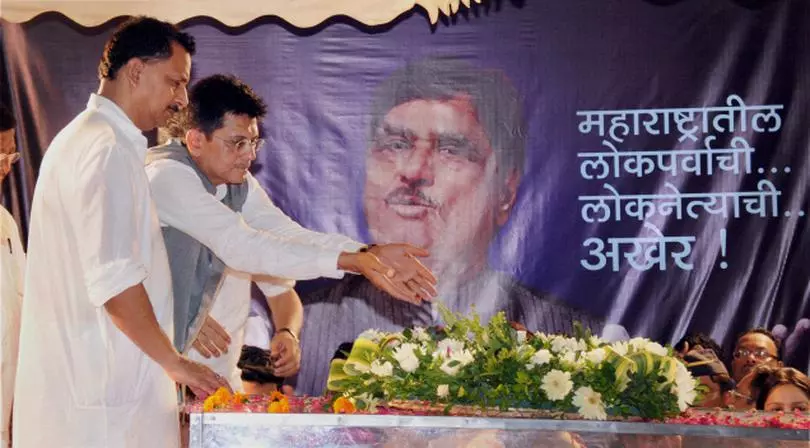 Thousands Bid Tearful Adieu To Gopinath Munde The Hindu Businessline