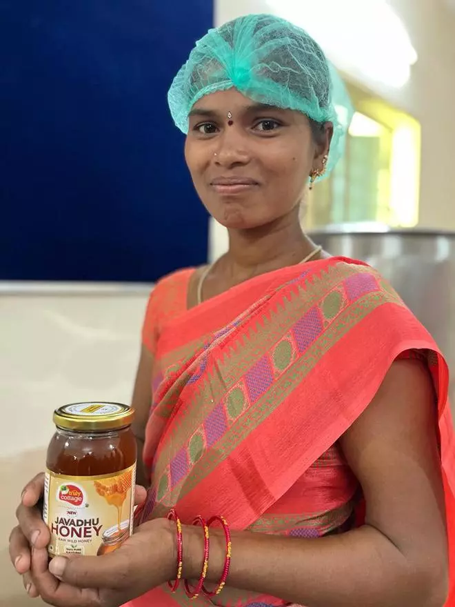 A tribal women’s SHG, supported by SST,  has processed 1.85 tonnes of wild honey from Javadhu hills across India